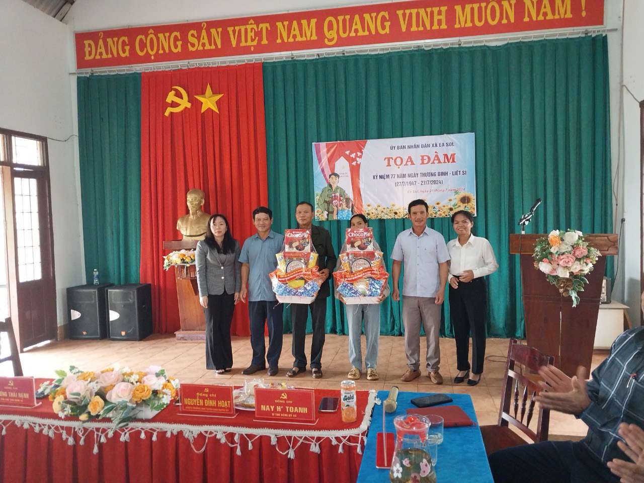 CCCM huyện tặng 2